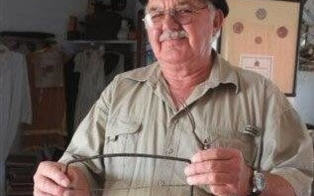 Jan Fourie in die Strandveld Museum met tersalletjierooster - Dine van Zyl